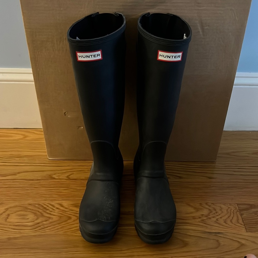 HUNTER BLACK BOOT size 7 wide calf